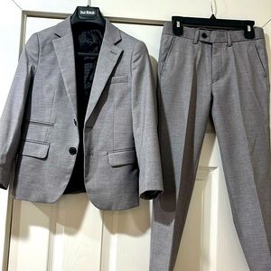 Gray ISAAC MIZRAHI suit in excellent condition
